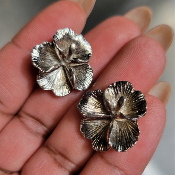 Silver flower earrings - Picture 1 of 4